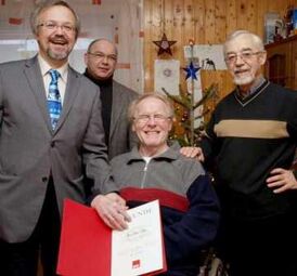 Thomas Funk, Fritz Klenk und Hans-Jürgen Willim gratulieren SPD-Jubilar Hans-Peter Ochs (Mitte).